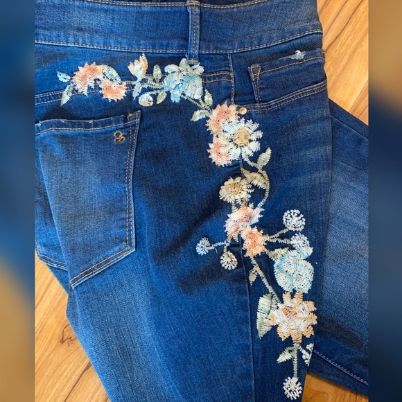 Jessica Simpson Kiss Me Super Skinny Jeans - Picture 4 of 7